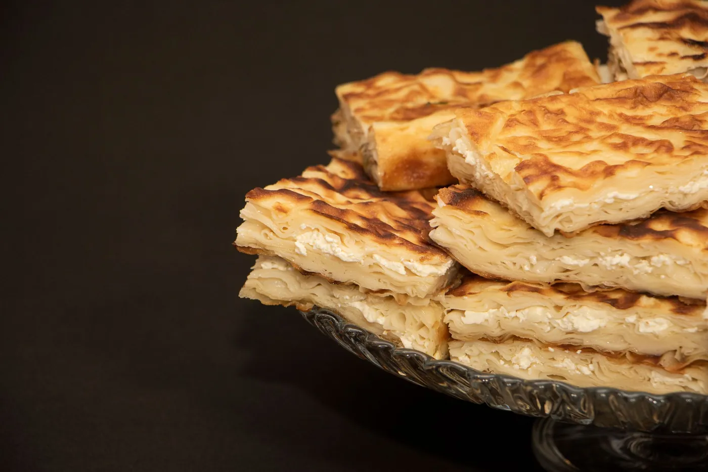 Naslagane kriške pite sa sirom sa jasno vidljivim tankim korama